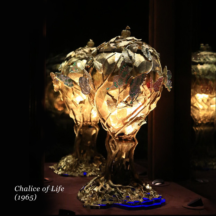 Un gioiello di Salvador Dalì a forma di calice luminoso, The Chalice of Life del 1965