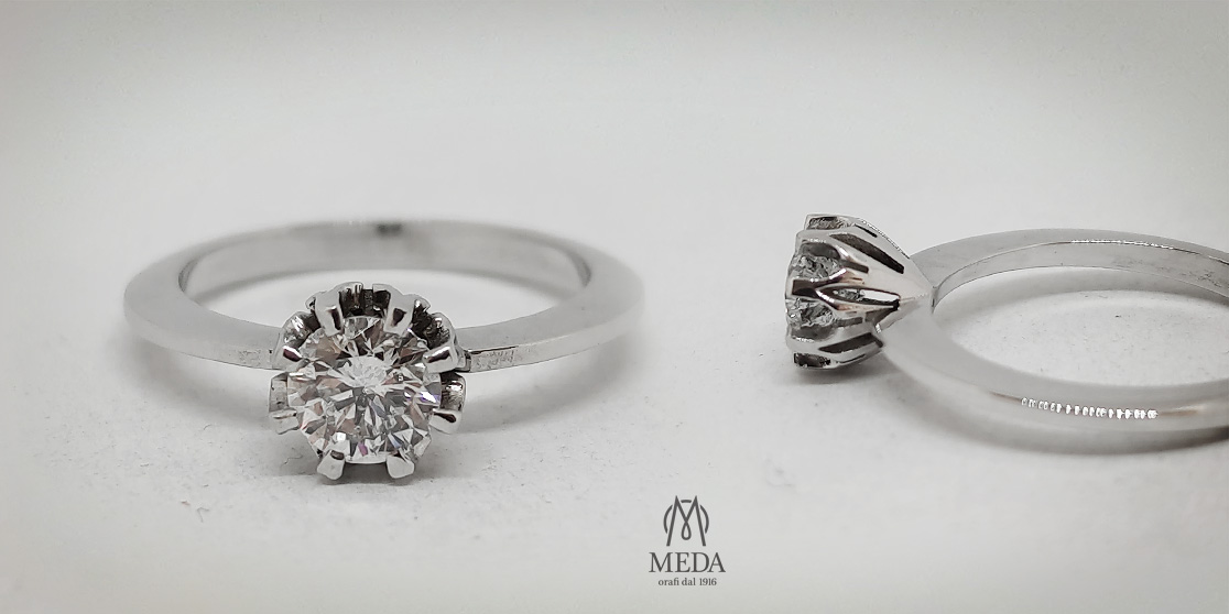 Foto doppia di un anello in oro bianco e diamante, solitario per fidanzamento, modello Vintage