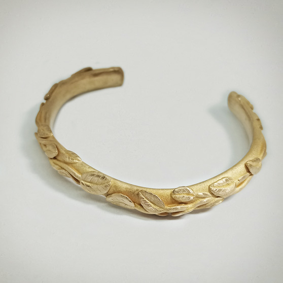 Bracciale in oro a foglia, particolare della forma aperta