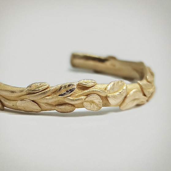 Bracciale in oro 18 kt, dettaglio della decorazione a foglie
