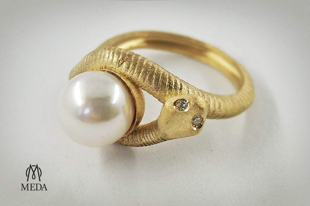 Anello a forma di serprente in oro giallo, con perla bianca e diamanti sulla testa del rettile