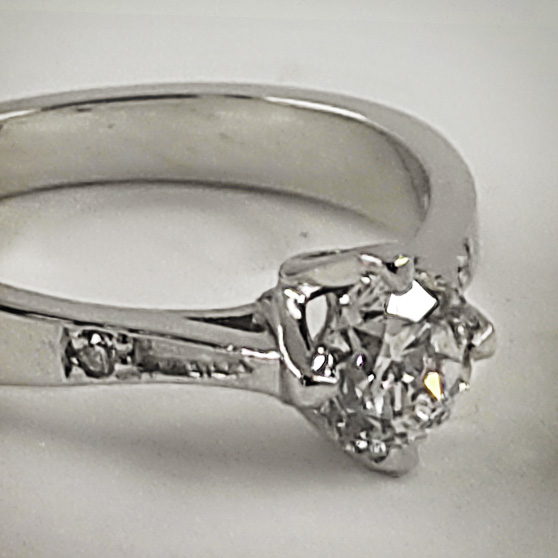 Foto di 3/4 dell'anello in oro bianco con diamante in primo piano
