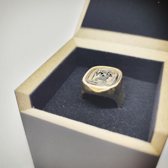 L'anello Chevalier dentro la confezione regalo di Meda Orafi