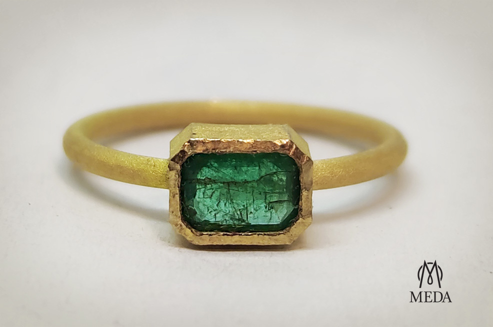 Anello con smeraldo, in oro grezzo, dettaglio della pietra centrale