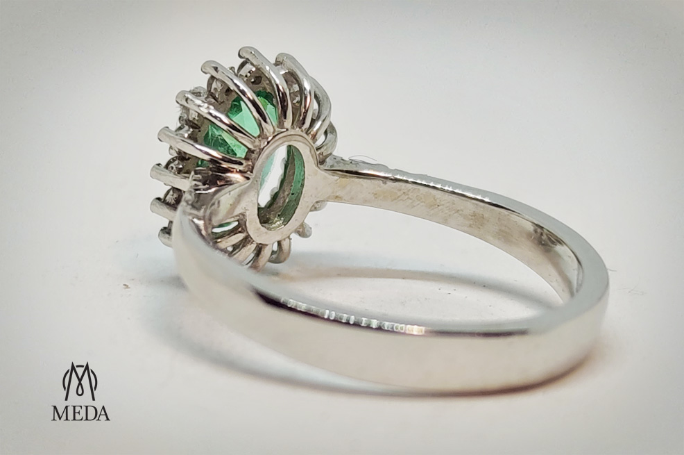 Il retro del castone dell'anello con smeraldo e diamanti