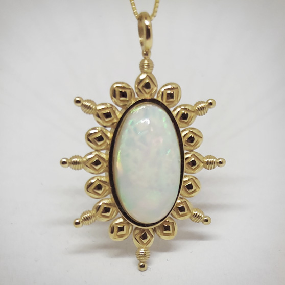 Pendente con opale, realizzato artigianalmente su disegno