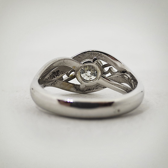 La vista posteriore del castone di un anello solitario personalizzato