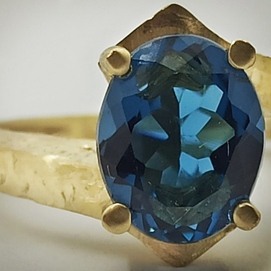 Dettaglio del Topazio blu di un anello su disegno