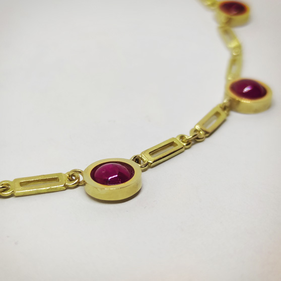 Girocollo in oro e rubini, dettaglio delle maglie realizzate su disegno originale di Mario Meda