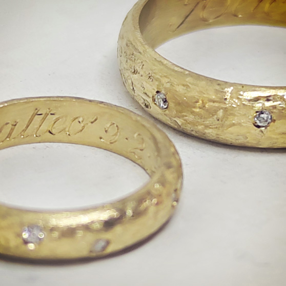 Due fedi matrimoniali personalizzate, in oro grezzo e e diamanti