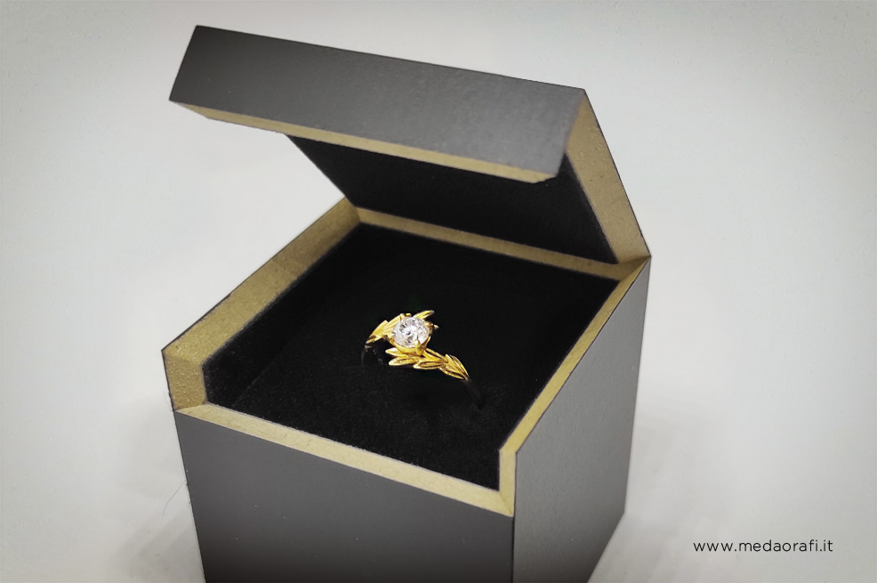 Scatola dell'anello Meda Orafi modello Ulivo con diamante solitario