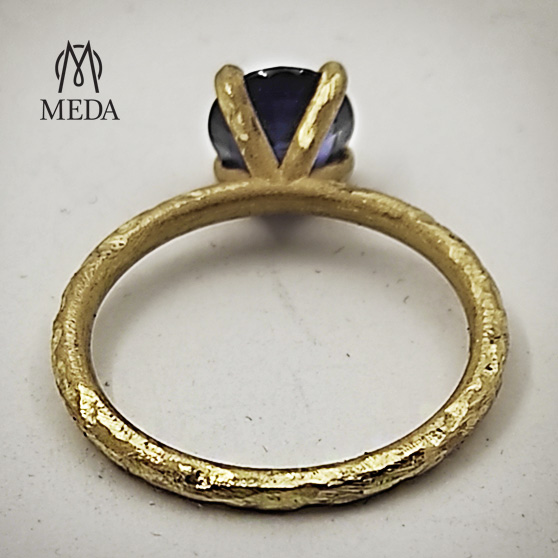 Dettaglio della lavorazione dell'oro grezzo sul gambo dell'anello Minimal collezione Meda orafi