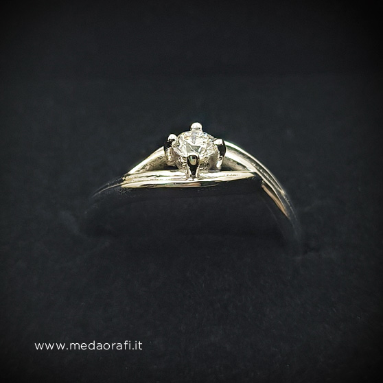 Anello di fidanzamento su disegno in oro bianco e diamante, dettaglio dell'anello sul velluto della custodia