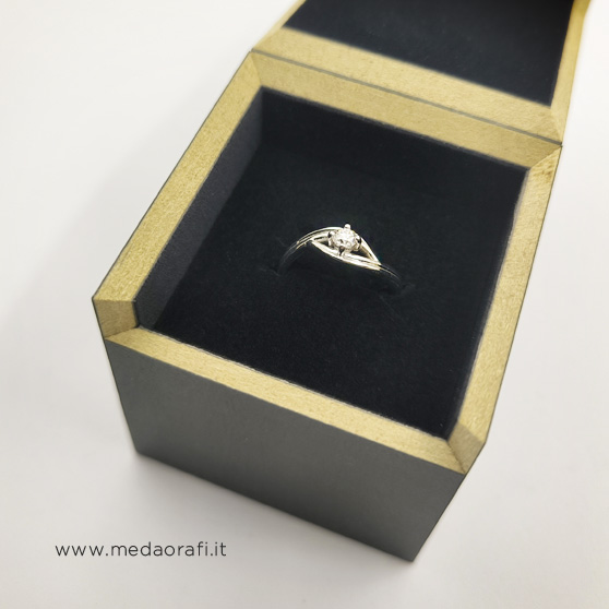 Anello di fidanzamento su disegno in oro bianco e diamante nella custodia Meda Orafi