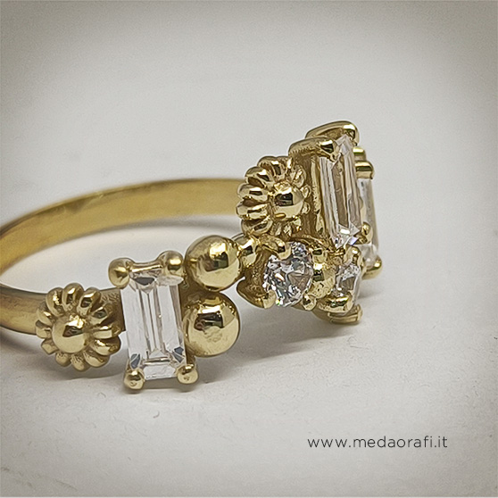 Anello artigianale con rosette e diamanti baguette, il dettaglio degli elementi decorativi a rosette, sferette e diamanti baguettes