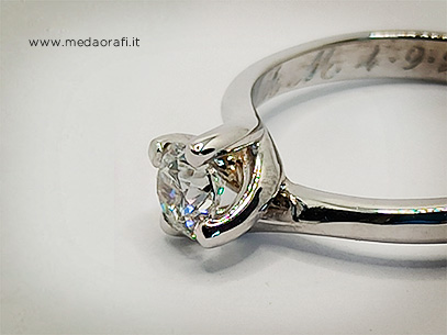 Anello di fidanzamento Valentino con diamante solitario, dettaglio delle griffes