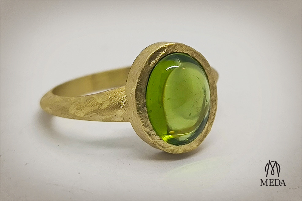 Anello in oro giallo e peridoto, dettaglio della trasparenza della pietra