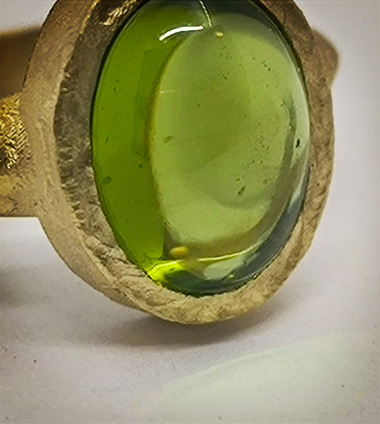 Anello in oro giallo grezzo e peridoto