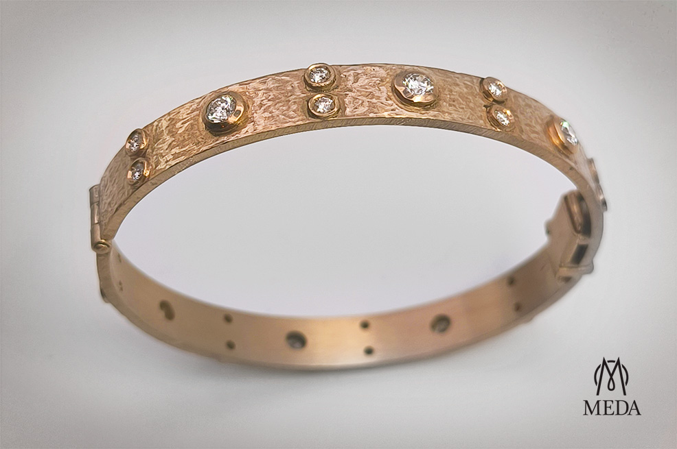 Bracciale rigido bangle in oro e diamanti