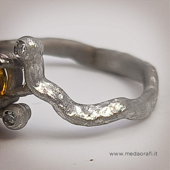 Anello in oro bianco e toapzio giallo, particolare del gambo sinuoso