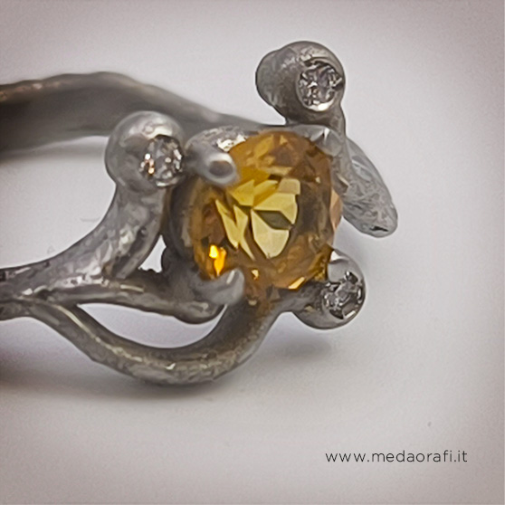 Anello artigianale in oro bianco e topazio giallo con brillanti, vista laterale del castone